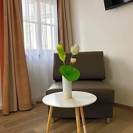 A Lotus לינה וארוחת בוקר בובלינגן